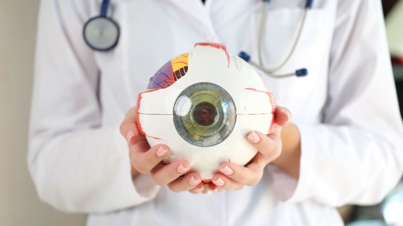 O que significa quando seu olho fica tremendo? (E quando é Sinal de Alerta)