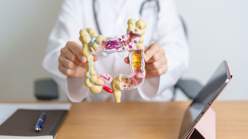 Dor no Lado Esquerdo da Barriga: O Que Pode Ser (E Quando Se Preocupar)