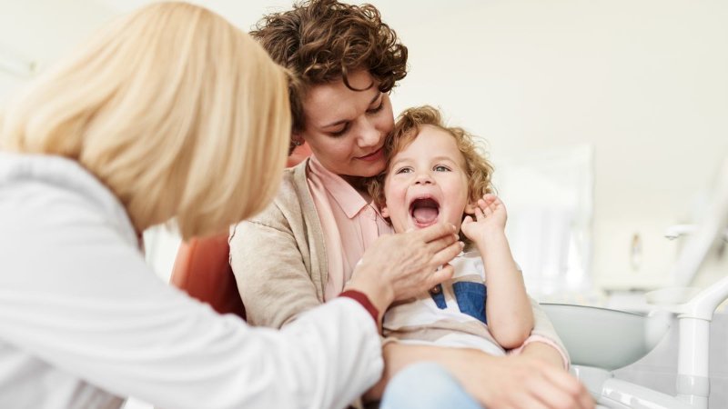 🦷 Dentes Nascendo:  Tudo Que Pode Acontecer no Primeiro Ano (E Por Que Alguns Sintomas Assustam)