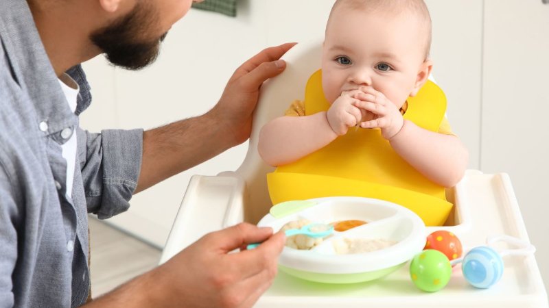 7 Sinais de Que Seu Bebê Não Está Aceitando Bem a Introdução Alimentar (E o Que Fazer Agora)