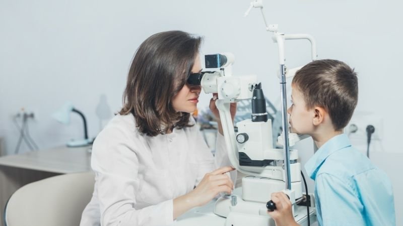 👶👁️ Hipermetropia em Crianças: Quando Tratar e Quais Sinais os Pais Devem Observar