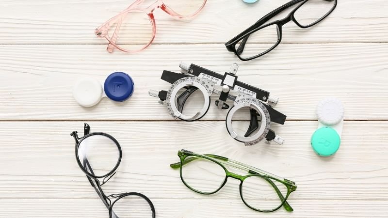 Óculos ou Lentes de Contato: Qual é Melhor, Diferenças e Para Quem Cada Opção é Indicada